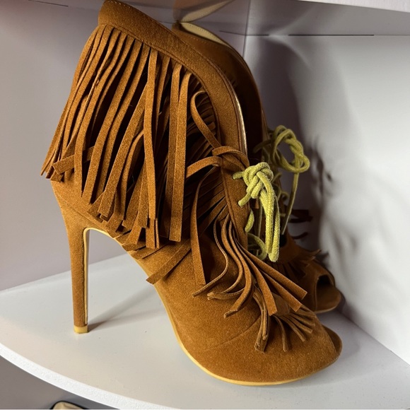 Yoki Camel Faux Suede Lace Up Fringe Western Peep Toe Bootie Heels Size 6 - Picture 3 of 8